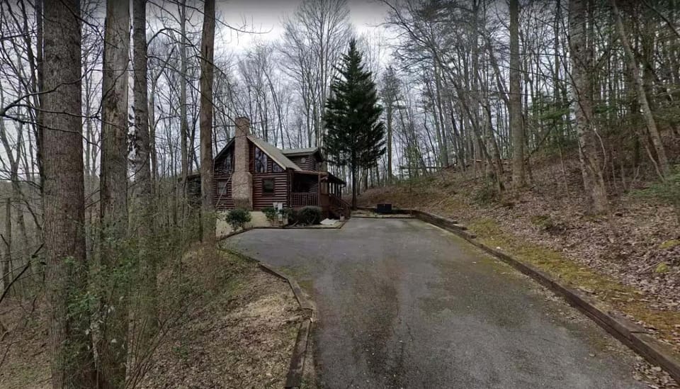 Bear's Lair Cabin located in the Smoky Mountains minutes from Pigeon Forge and Gatlinburg Tn Cabin in Sevier County