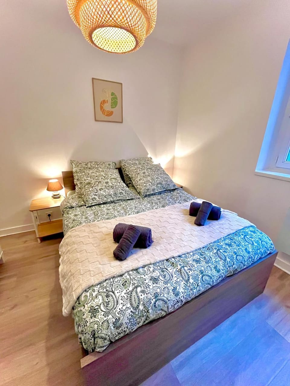 Photo of the whole room, Bedroom