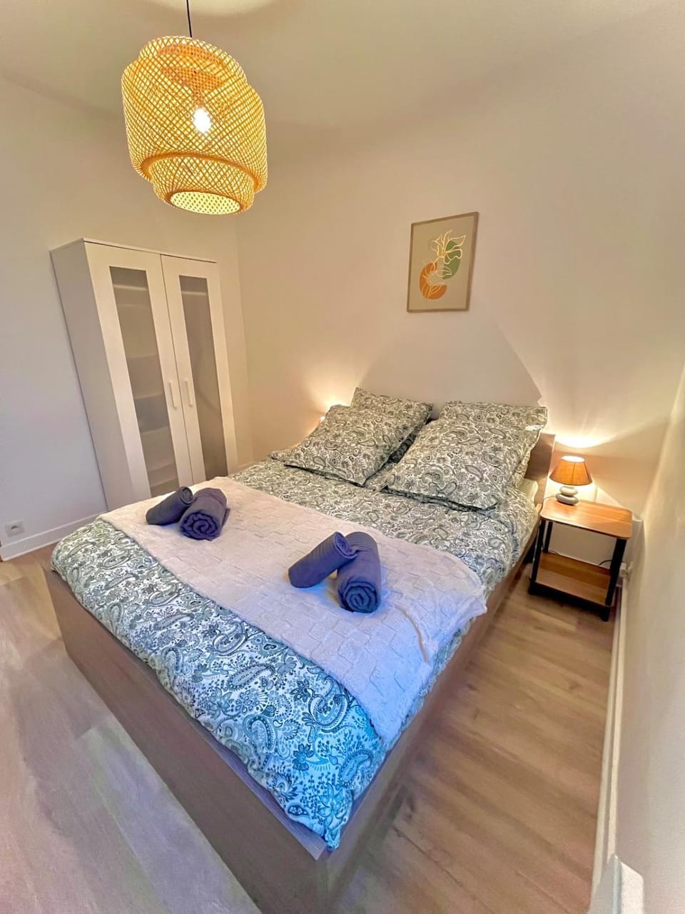 Photo of the whole room, Bedroom