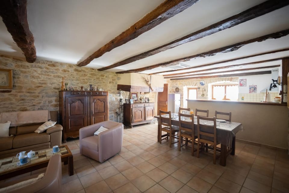 Kitchen or kitchenette, Living room, Seating area, Dining area