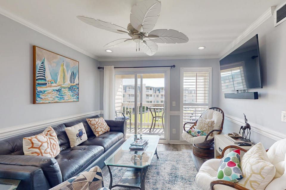 Second-Floor, Ocean View Condo with WiFi & Shared Pools/Hot Tub/Putt-Putt House in Atlantic Beach