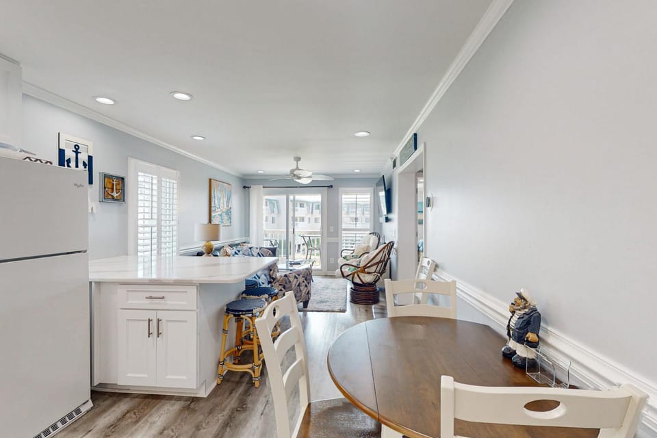 Second-Floor, Ocean View Condo with WiFi & Shared Pools/Hot Tub/Putt-Putt House in Atlantic Beach