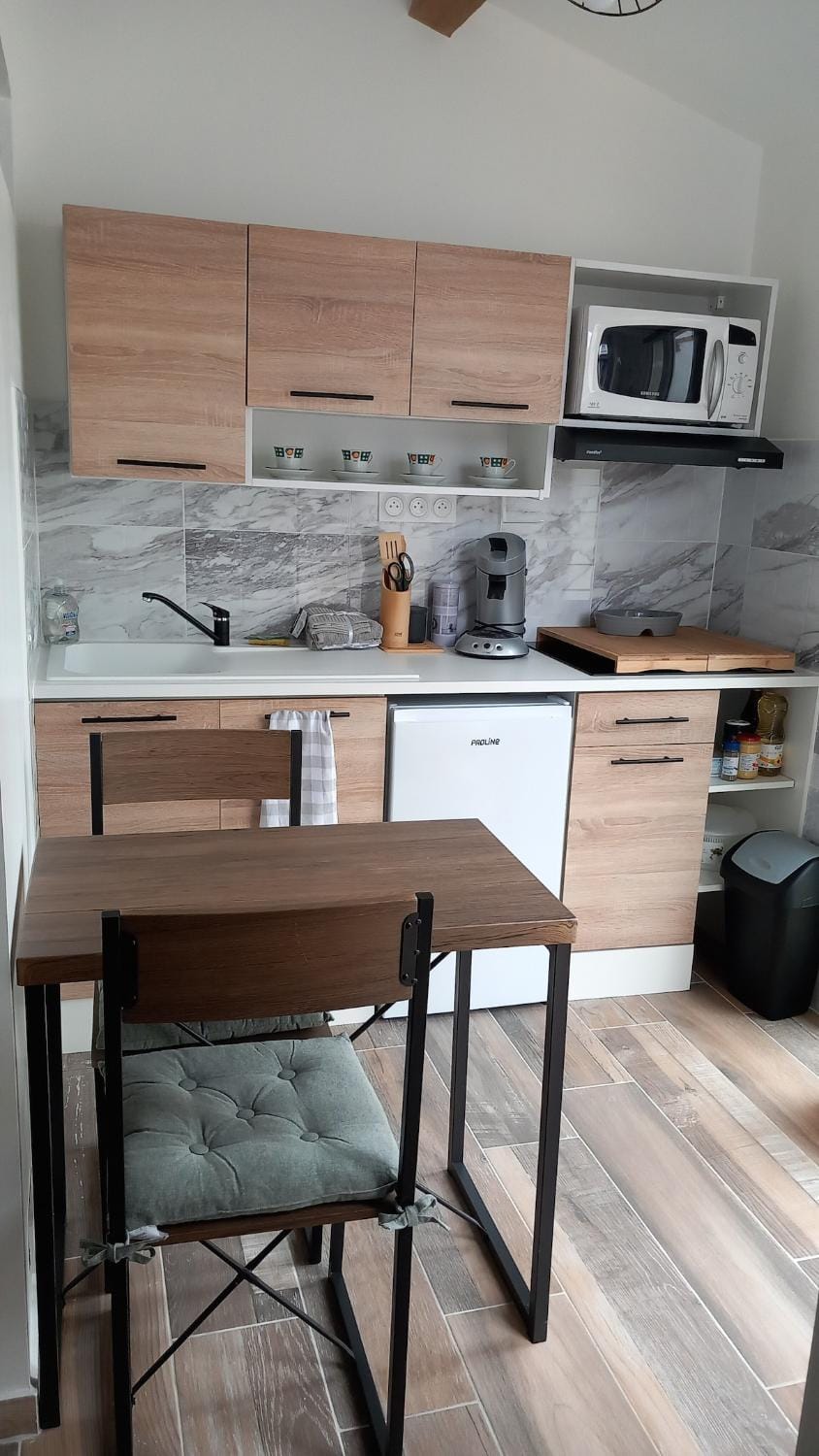 Kitchen or kitchenette