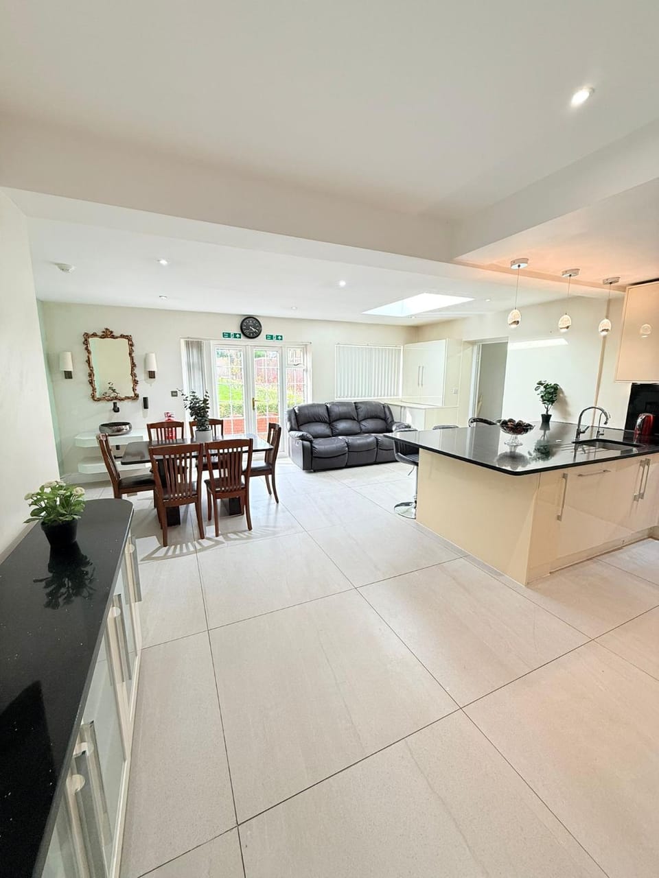 10 Minutes to Wembley Stadium Guest Rooms Bed and Breakfast in Wembley