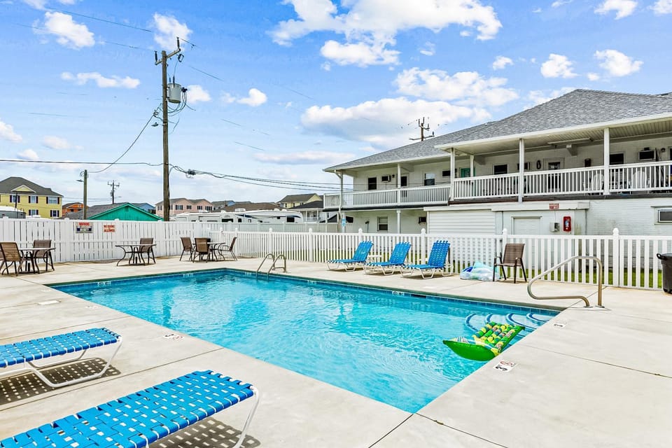 ABPR01 Polay-Polay House in Atlantic Beach