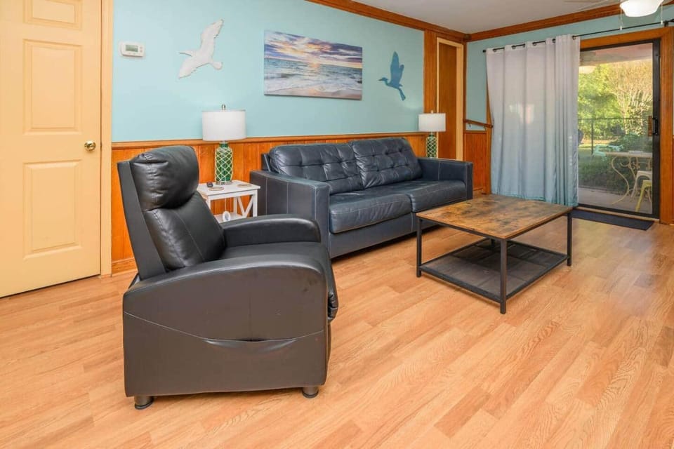Cozy Cottage -1mi beach - Bike&Pet Friendly House in Surfside Beach