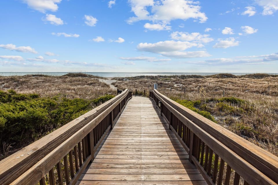 Beachfront condo with amazing ocean views, pool, tennis courts, & gym House in Atlantic Beach