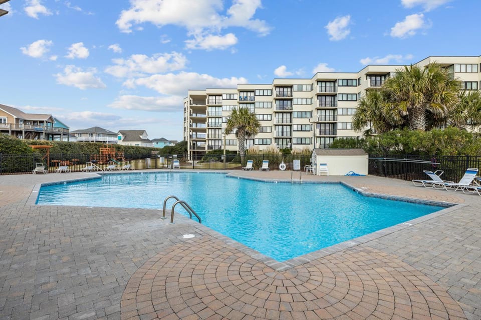 Beachfront condo with amazing ocean views, pool, tennis courts, & gym House in Atlantic Beach