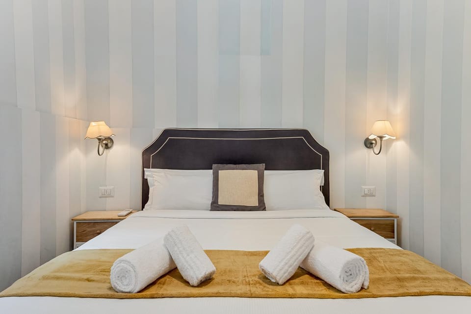 Bed, Bedroom, towels