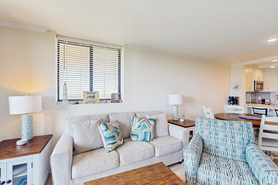 Stunning Ocean Front Condo with Shared Amenities | Pool, Tennis, and Gym House in Atlantic Beach