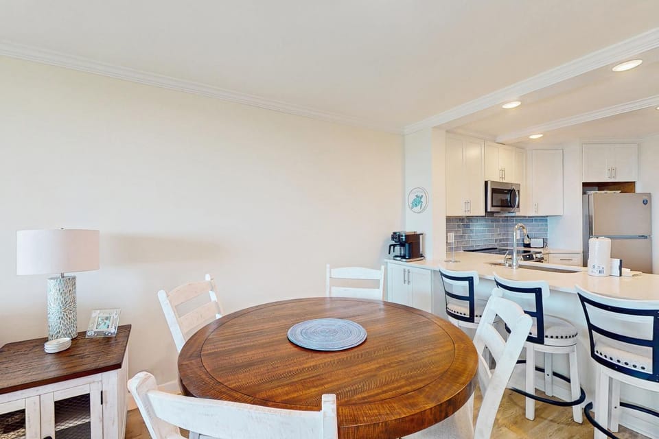 Stunning Ocean Front Condo with Shared Amenities | Pool, Tennis, and Gym House in Atlantic Beach