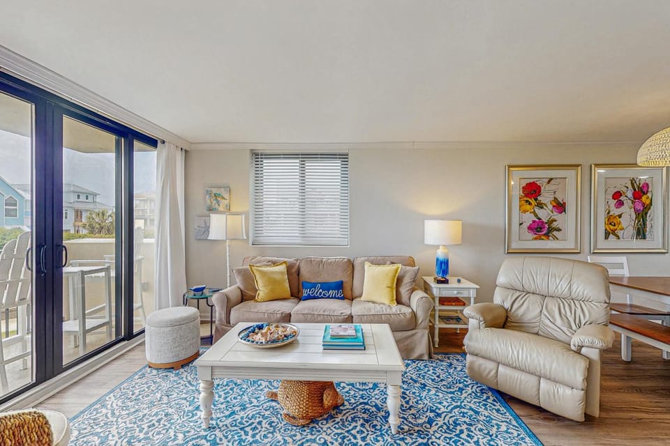 Stunning first floor condo with shared pool and tennis courts | beach access House in Atlantic Beach