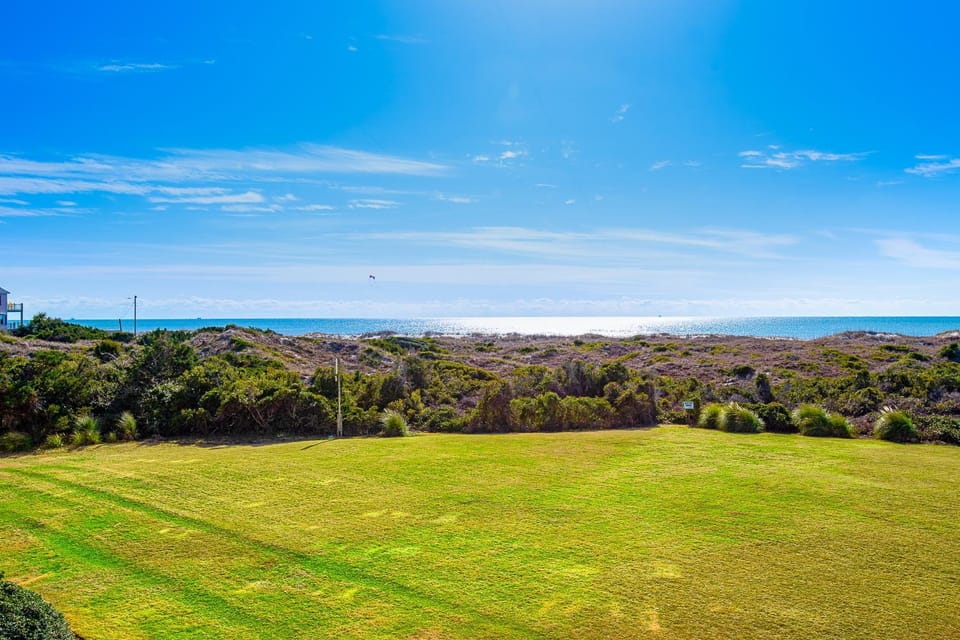 Stunning first floor condo with shared pool and tennis courts | beach access House in Atlantic Beach