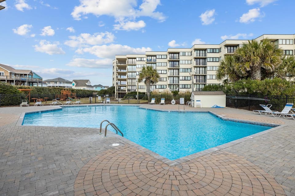 Stunning first floor condo with shared pool and tennis courts | beach access House in Atlantic Beach