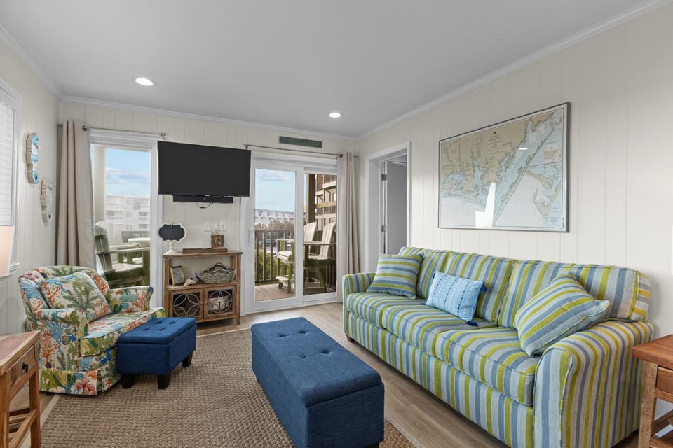 Beautifully remodeled oceanfront condo with lovely views, pool access & W/D House in Atlantic Beach