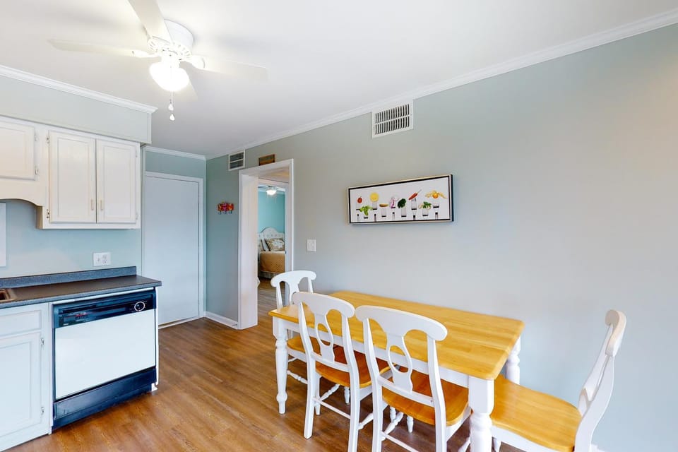 Renovated First-Floor Oceanside Condo with Courtyard and Pool Views + Free WiFi House in Atlantic Beach