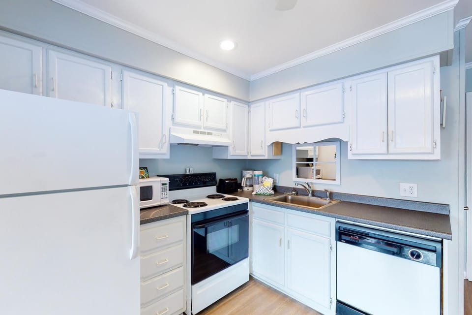 Renovated First-Floor Oceanside Condo with Courtyard and Pool Views + Free WiFi House in Atlantic Beach