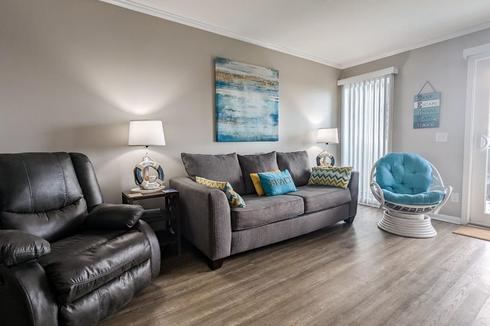 Oceanfront, 1st-Floor Condo with Patio, WiFi, Washer/Dryer & Shared Pools/Grills House in Atlantic Beach
