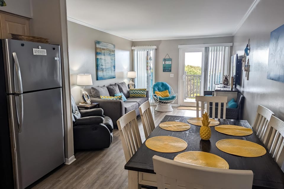 Oceanfront, 1st-Floor Condo with Patio, WiFi, Washer/Dryer & Shared Pools/Grills House in Atlantic Beach