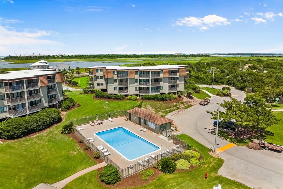 Remodeled condo with pool, WiFi, W/D & AC - next to state park House in Atlantic Beach