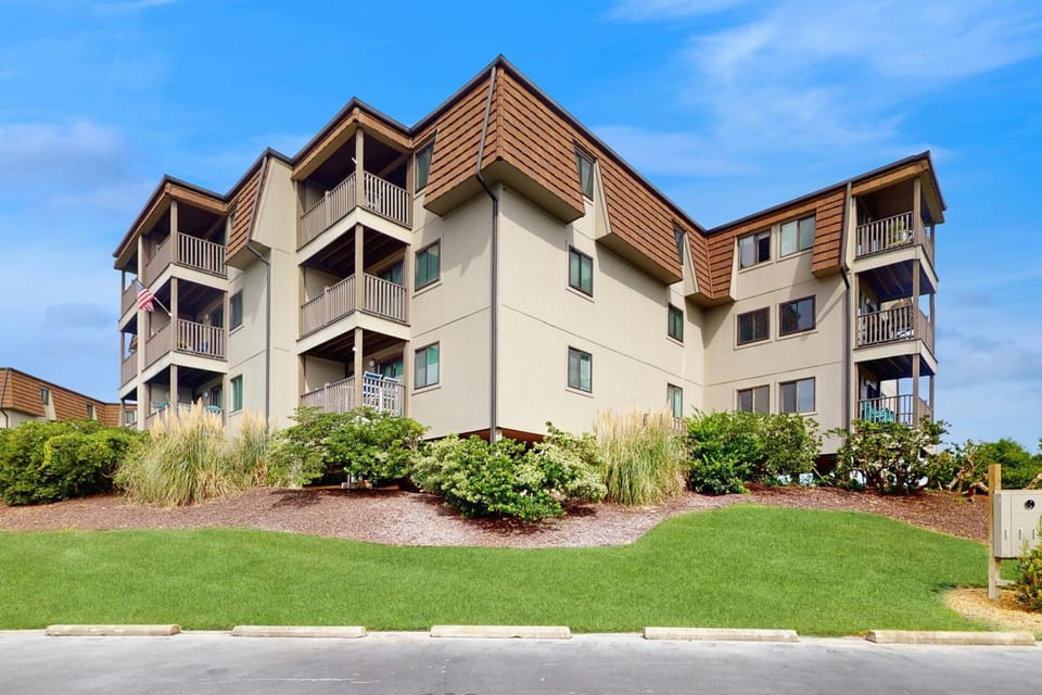 Remodeled condo with pool, WiFi, W/D & AC - next to state park House in Atlantic Beach