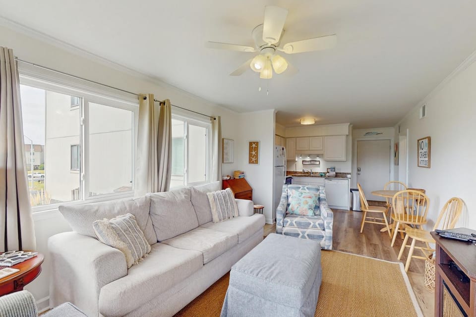 Remodeled condo with pool, WiFi, W/D & AC - next to state park House in Atlantic Beach