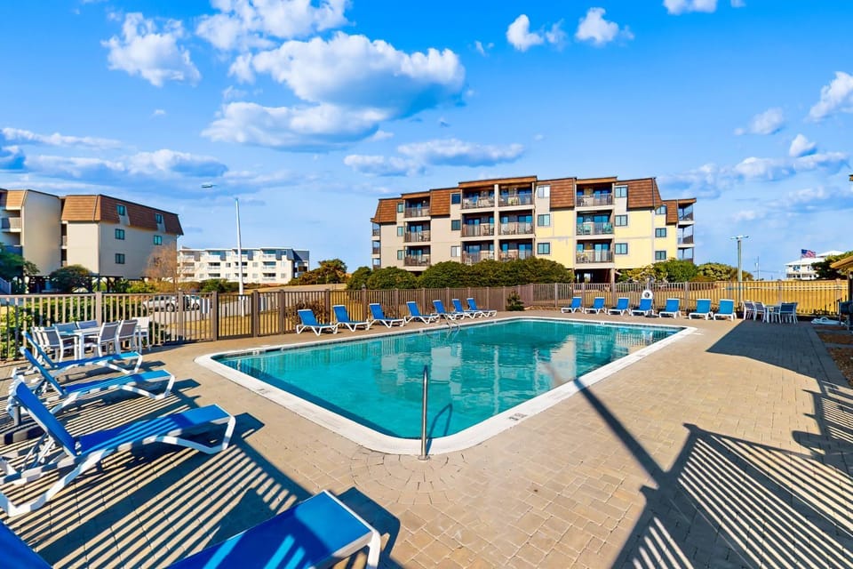 Charming ocean view condo with open layout, balcony, pool, W/D, AC, & internet House in Atlantic Beach