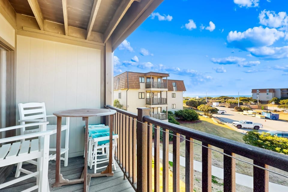 Charming ocean view condo with open layout, balcony, pool, W/D, AC, & internet House in Atlantic Beach