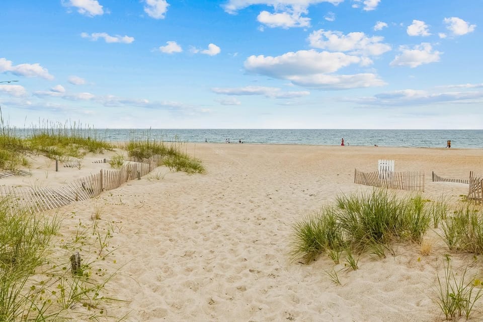 Ocean front Condo with ocean views, beach access & shared pool House in Atlantic Beach