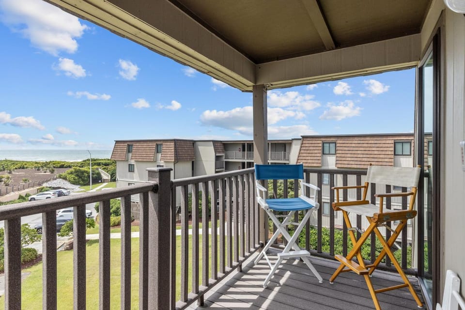 Ocean front Condo with ocean views, beach access & shared pool House in Atlantic Beach