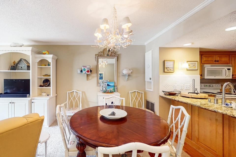 Coastal condo with shared pool and close to beach access House in Atlantic Beach