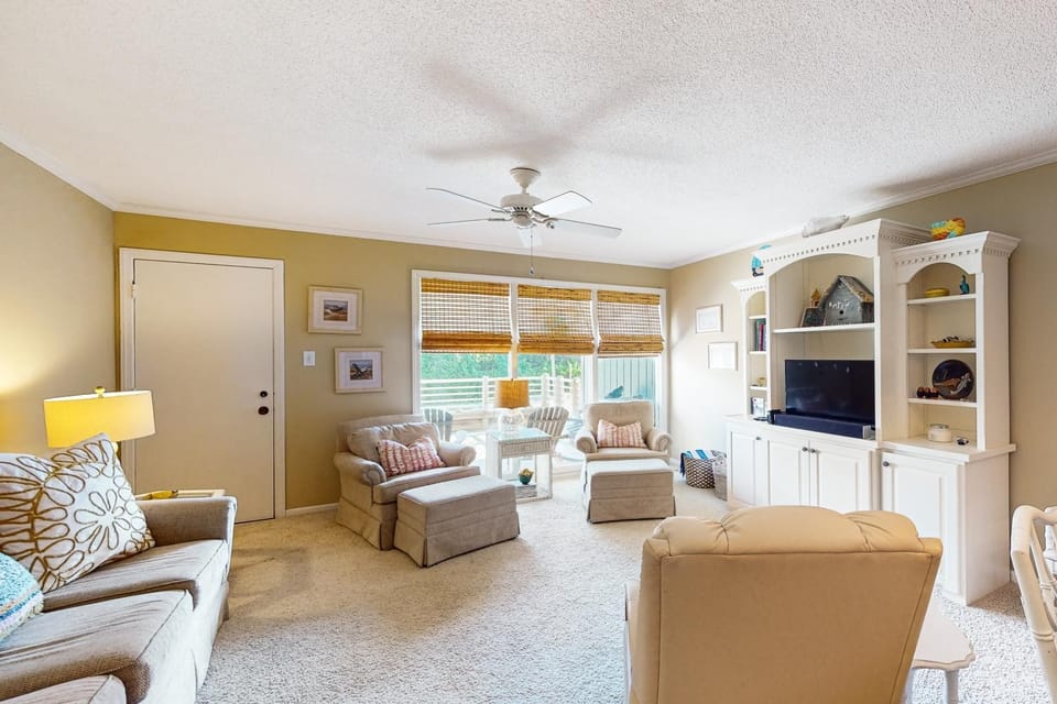 Coastal condo with shared pool and close to beach access House in Atlantic Beach