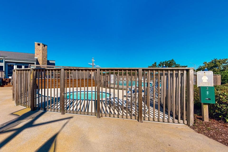 Coastal condo with shared pool and close to beach access House in Atlantic Beach