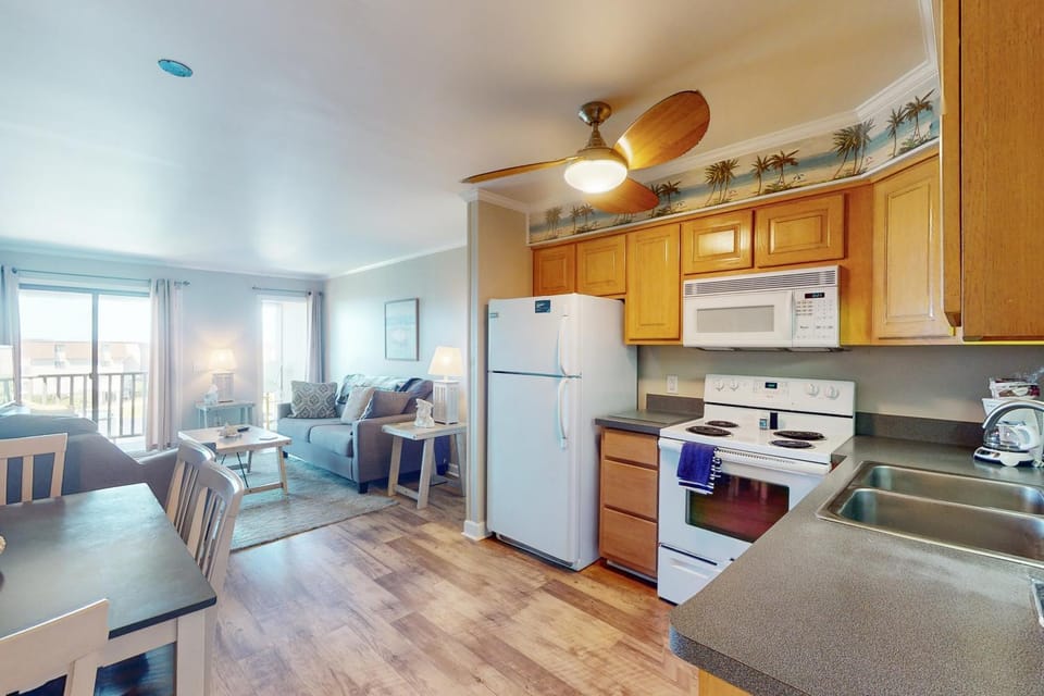 Oceanview condo with outdoor pool and private beach access House in Atlantic Beach
