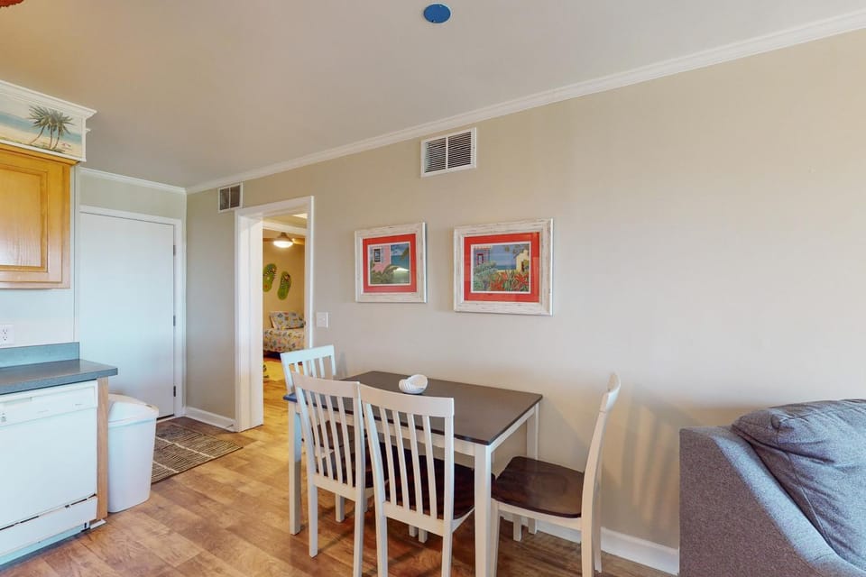 Oceanview condo with outdoor pool and private beach access House in Atlantic Beach