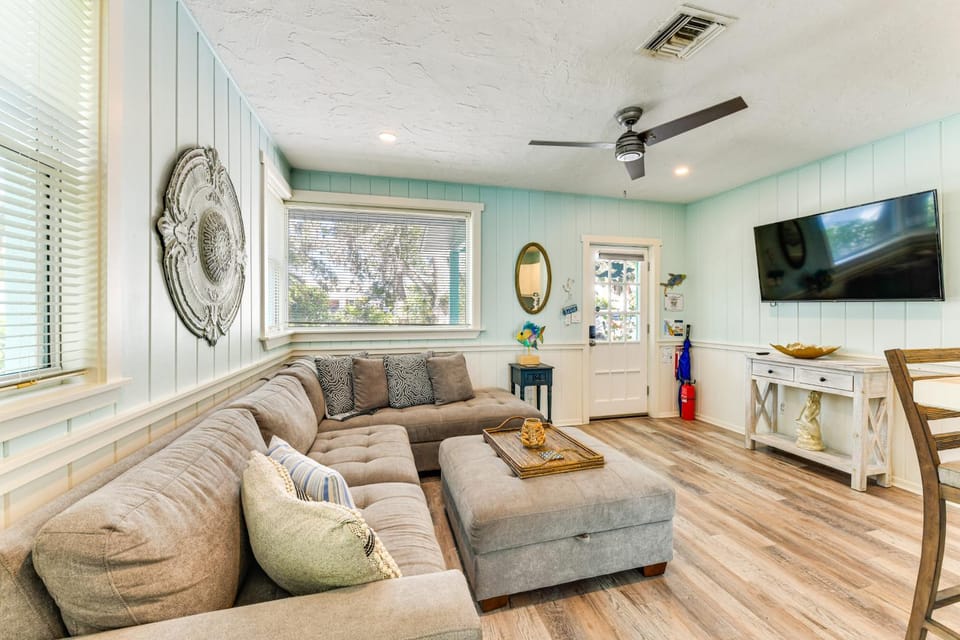 'Vintage Mermaid Cottage' 4 Mi to Siesta Key Beach House in Sarasota