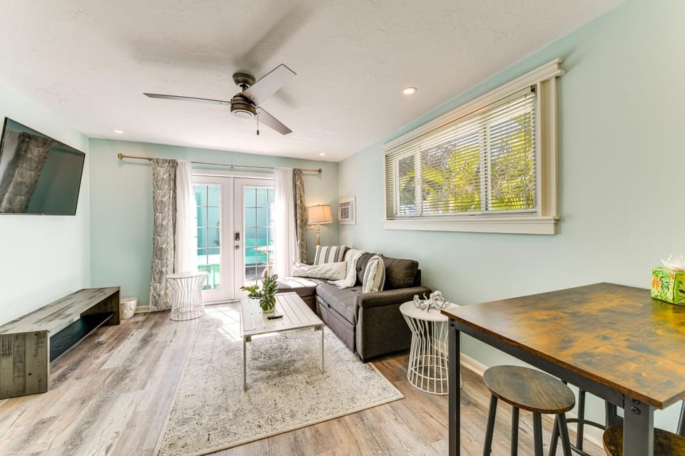 'Vintage Mermaid Cottage' 4 Mi to Siesta Key Beach House in Sarasota