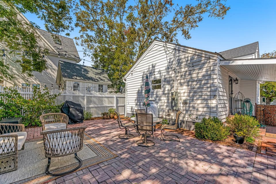 Downtown home 1 block from waterfront with patio, front porches, streaming House in Beaufort
