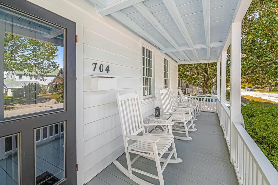 Downtown home 1 block from waterfront with patio, front porches, streaming House in Beaufort
