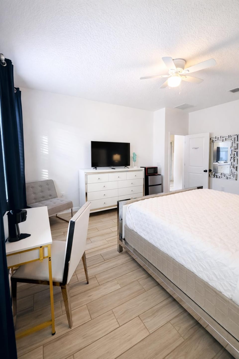TV and multimedia, Photo of the whole room, Bedroom