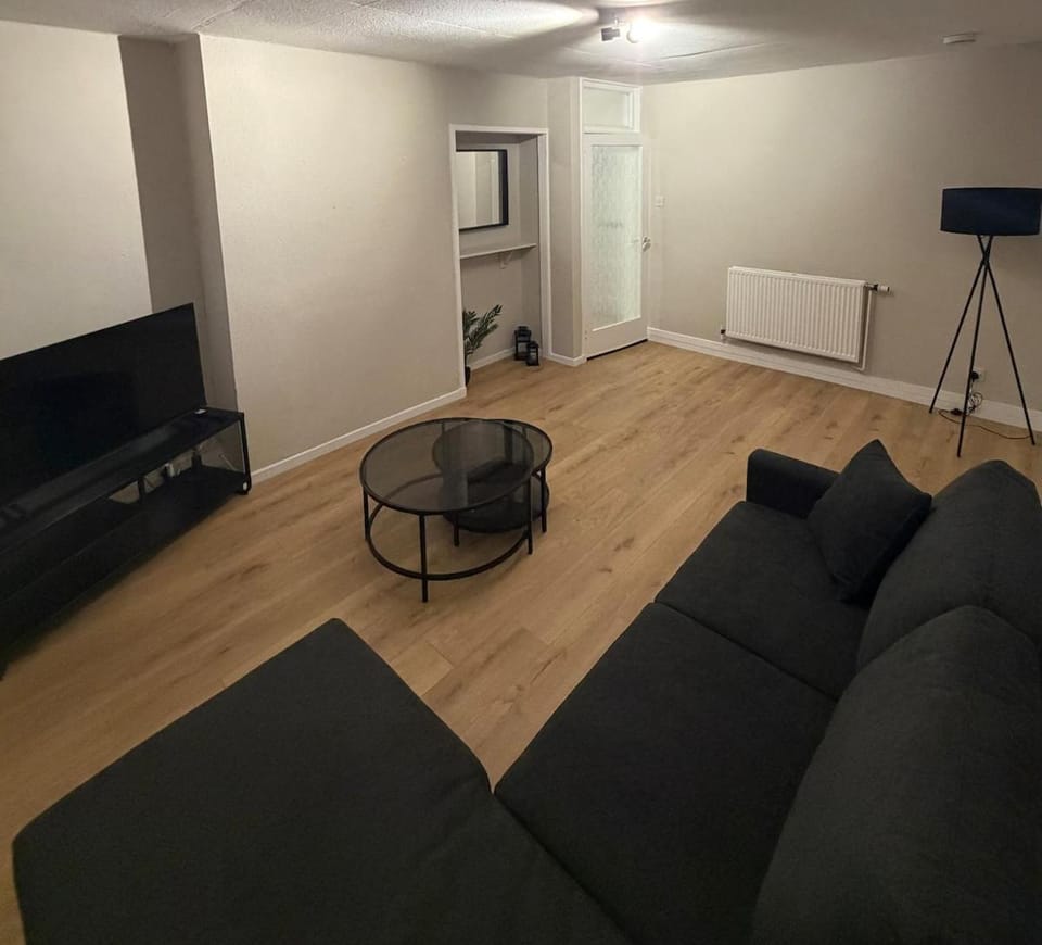 Spacious 2 bed apartment with private parking space Apartment in Edinburgh