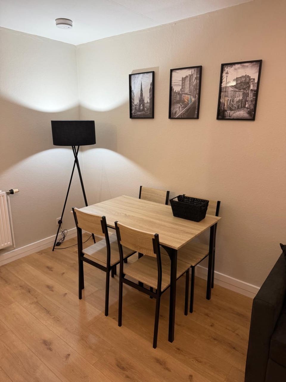 Spacious 2 bed apartment with private parking space Apartment in Edinburgh