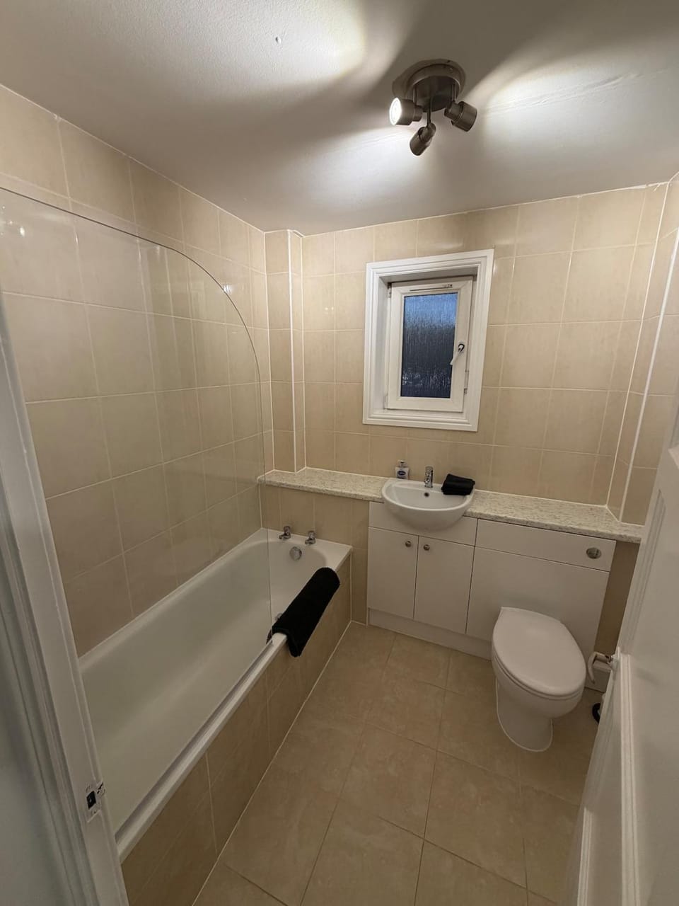 Spacious 2 bed apartment with private parking space Apartment in Edinburgh