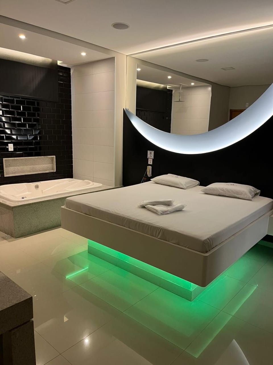 Bed, Hot Tub, Photo of the whole room, Bath