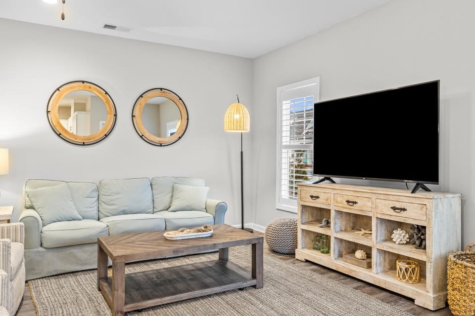 Coastal townhome with outdoor living, central AC, washer/dryer, & pool access House in Beaufort