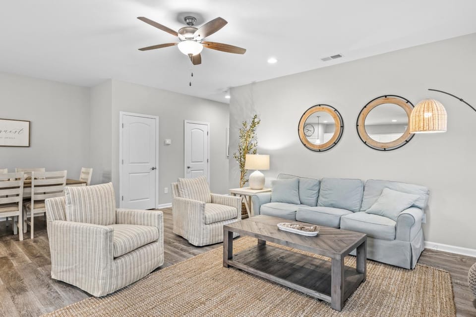 Coastal townhome with outdoor living, central AC, washer/dryer, & pool access House in Beaufort