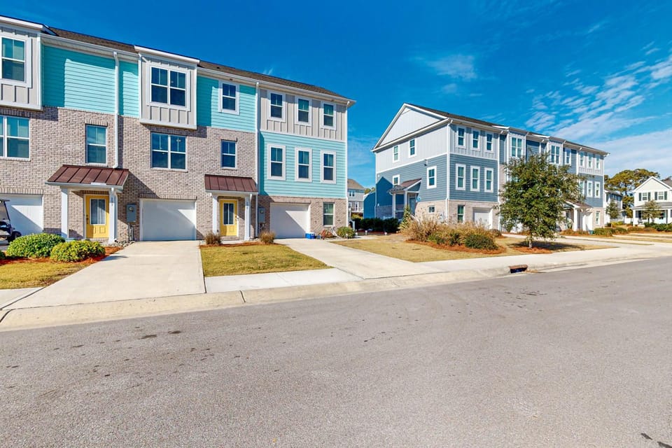 Modern townhome with resort-style pool, clubhouse, lake for fishing/kayaks House in Beaufort