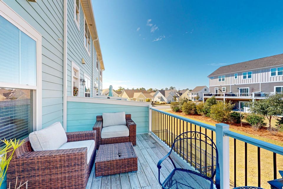 Modern townhome with resort-style pool, clubhouse, lake for fishing/kayaks House in Beaufort