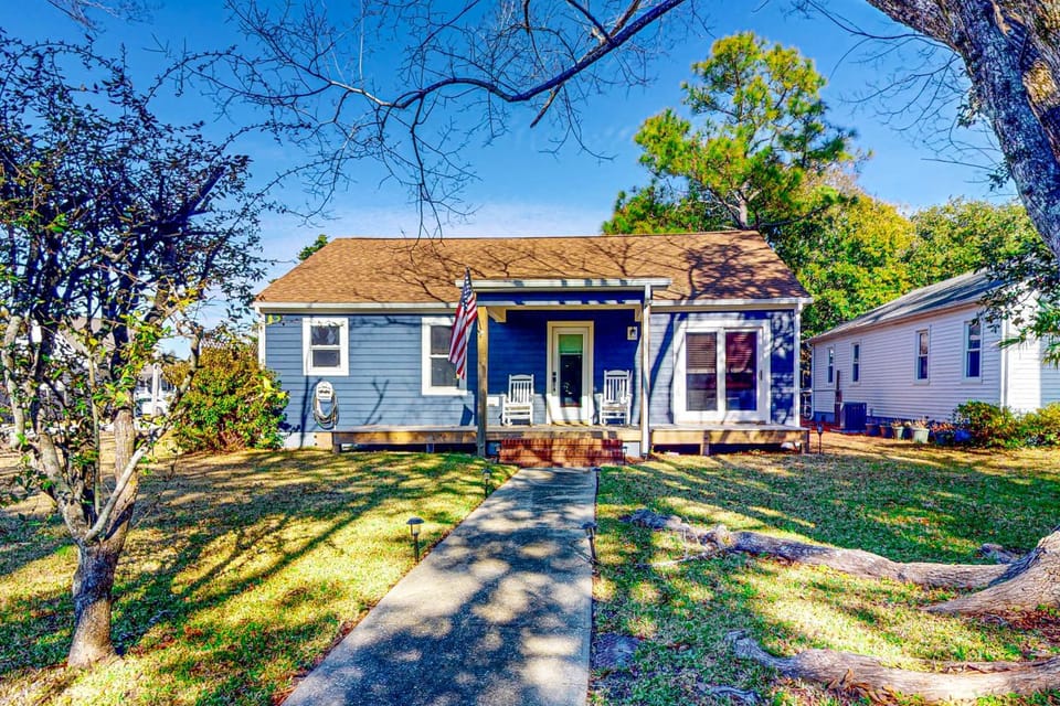 Coastal home with private hot tub and fire-pit, close to local attractions House in Beaufort