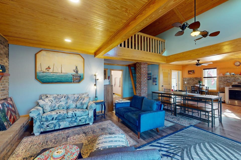 Coastal home with private hot tub and fire-pit, close to local attractions House in Beaufort